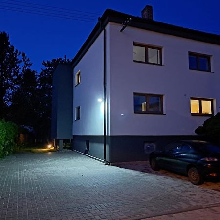Vila Vekose - Apartman S Terasou A Zahradou Hradec Kralove Ngoại thất bức ảnh