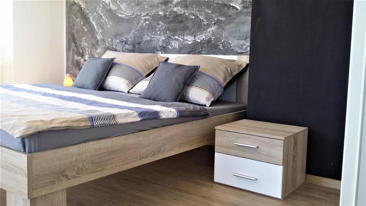Vila Vekose - Apartman S Terasou A Zahradou Hradec Kralove Ngoại thất bức ảnh