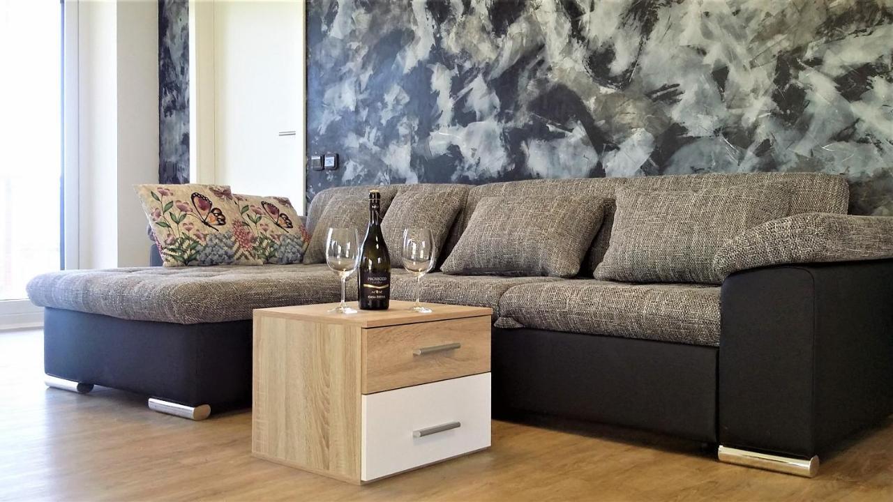 Vila Vekose - Apartman S Terasou A Zahradou Hradec Kralove Ngoại thất bức ảnh