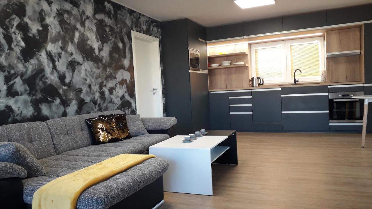 Vila Vekose - Apartman S Terasou A Zahradou Hradec Kralove Ngoại thất bức ảnh