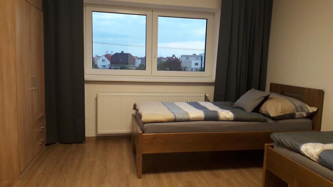 Vila Vekose - Apartman S Terasou A Zahradou Hradec Kralove Ngoại thất bức ảnh