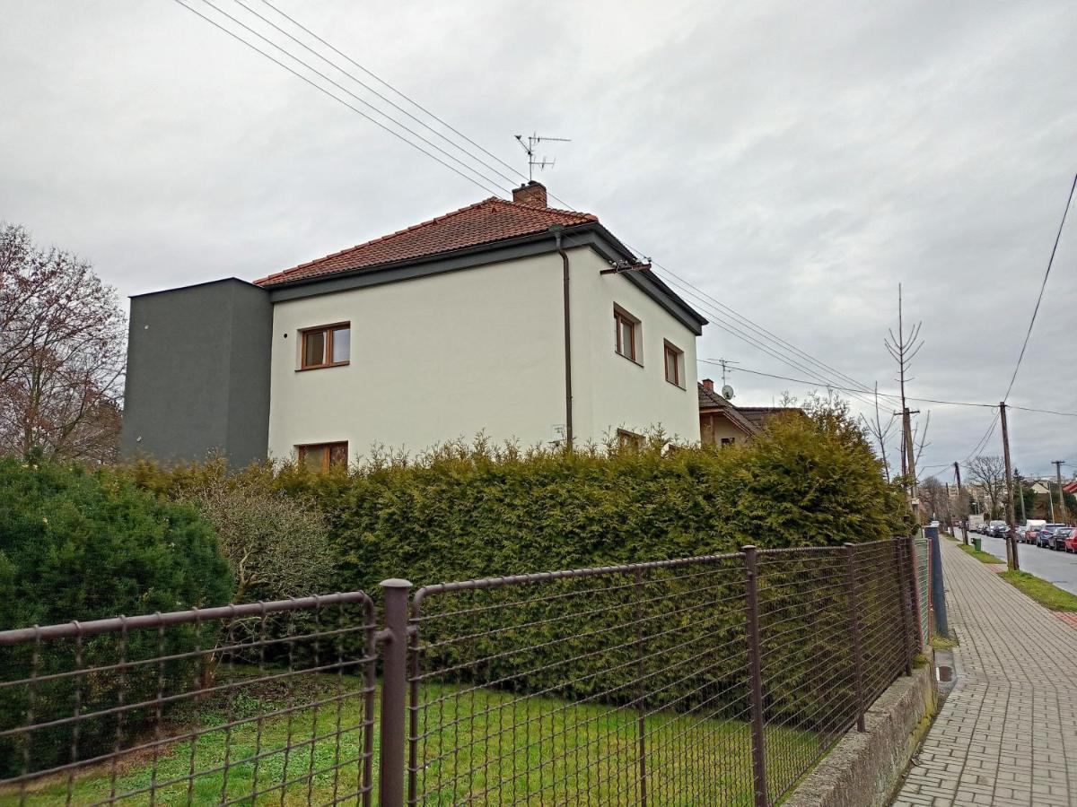Vila Vekose - Apartman S Terasou A Zahradou Hradec Kralove Ngoại thất bức ảnh