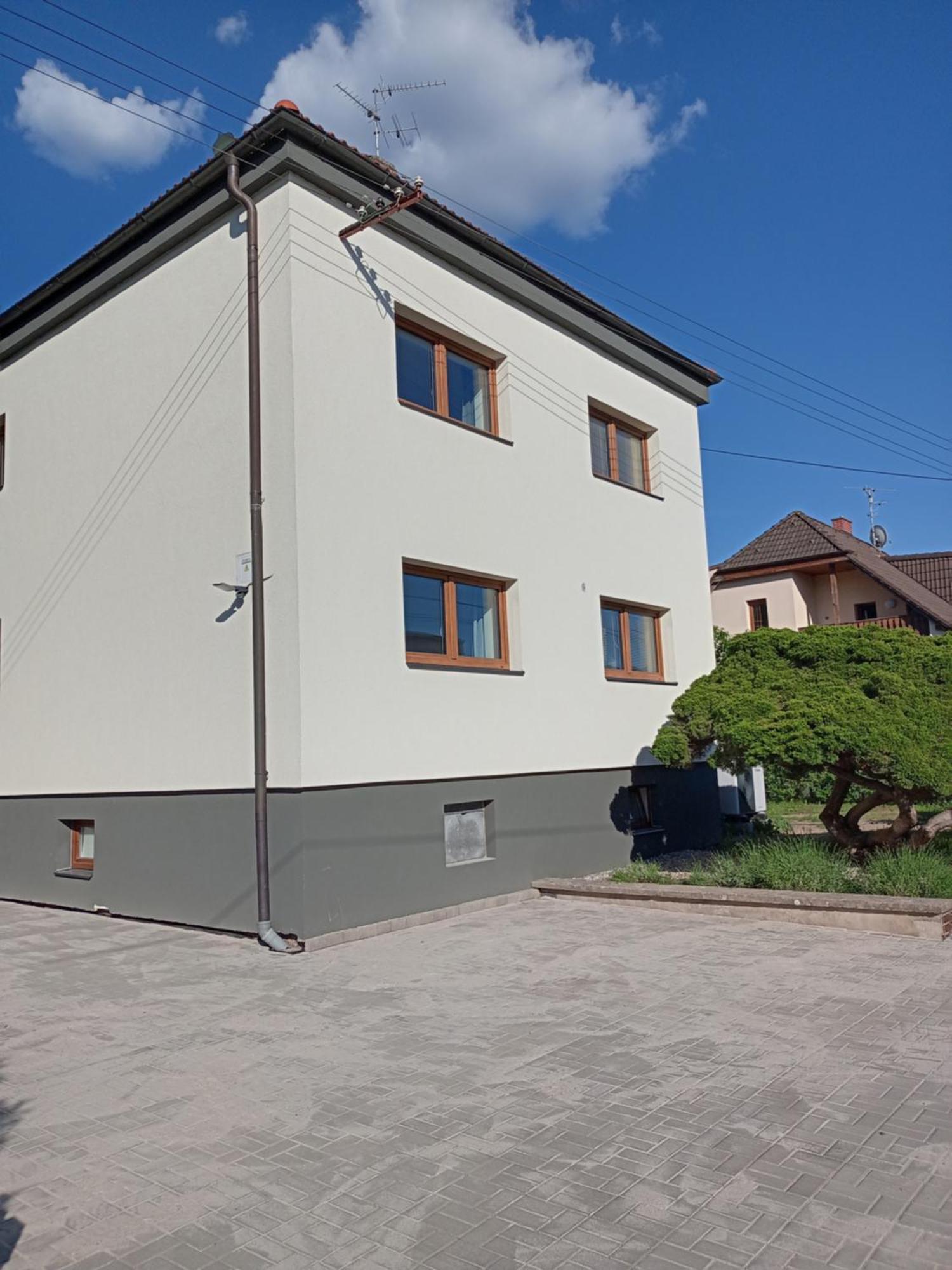 Vila Vekose - Apartman S Terasou A Zahradou Hradec Kralove Ngoại thất bức ảnh