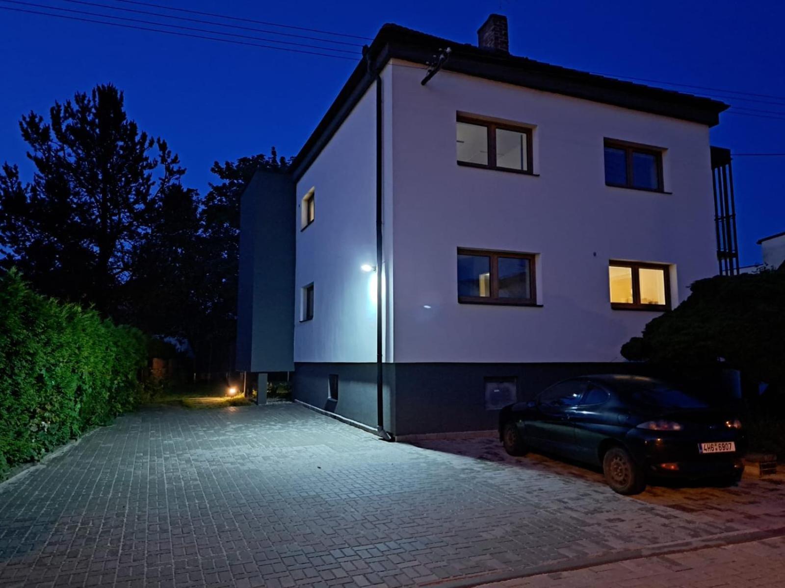 Vila Vekose - Apartman S Terasou A Zahradou Hradec Kralove Ngoại thất bức ảnh