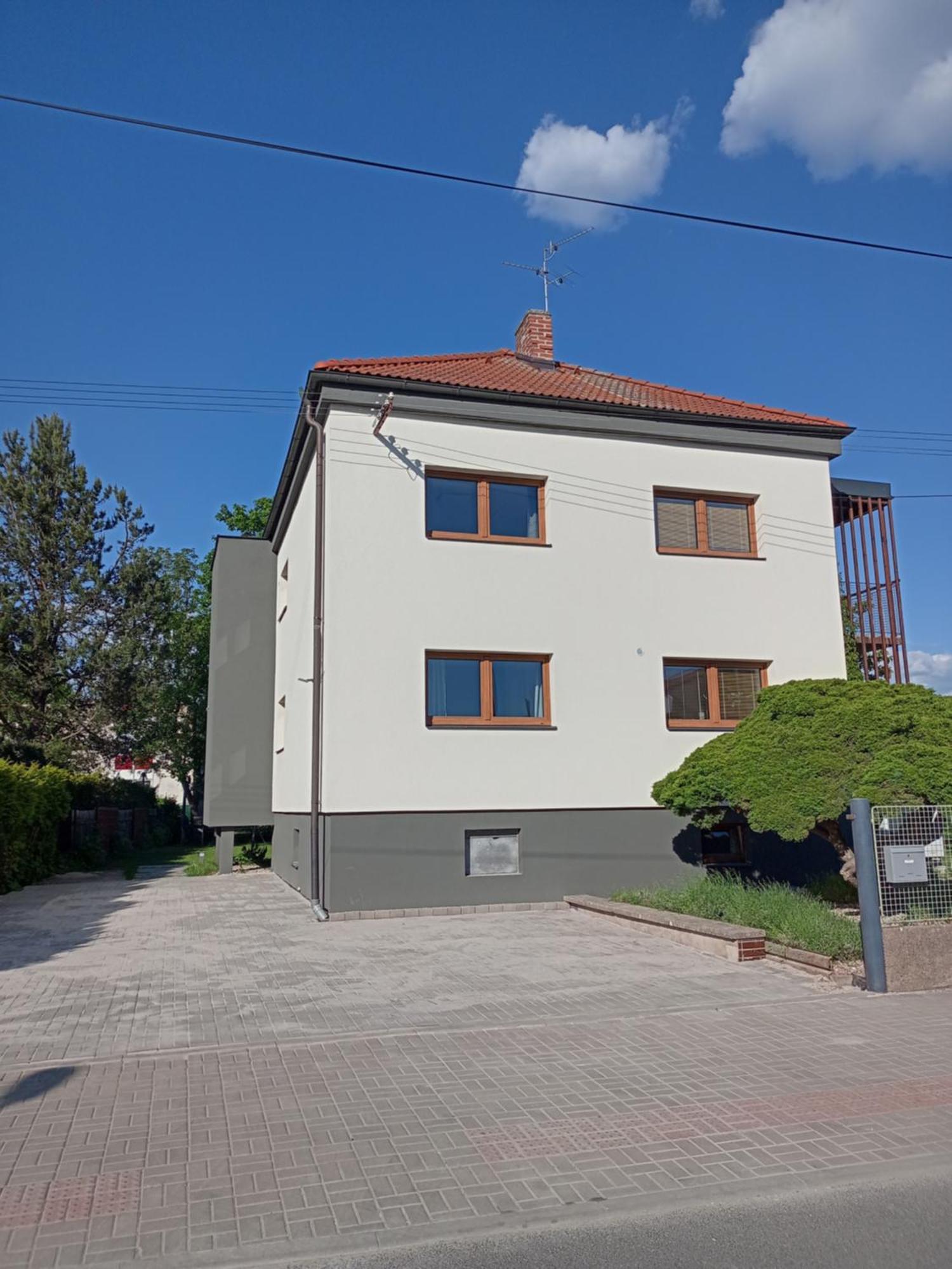 Vila Vekose - Apartman S Terasou A Zahradou Hradec Kralove Ngoại thất bức ảnh