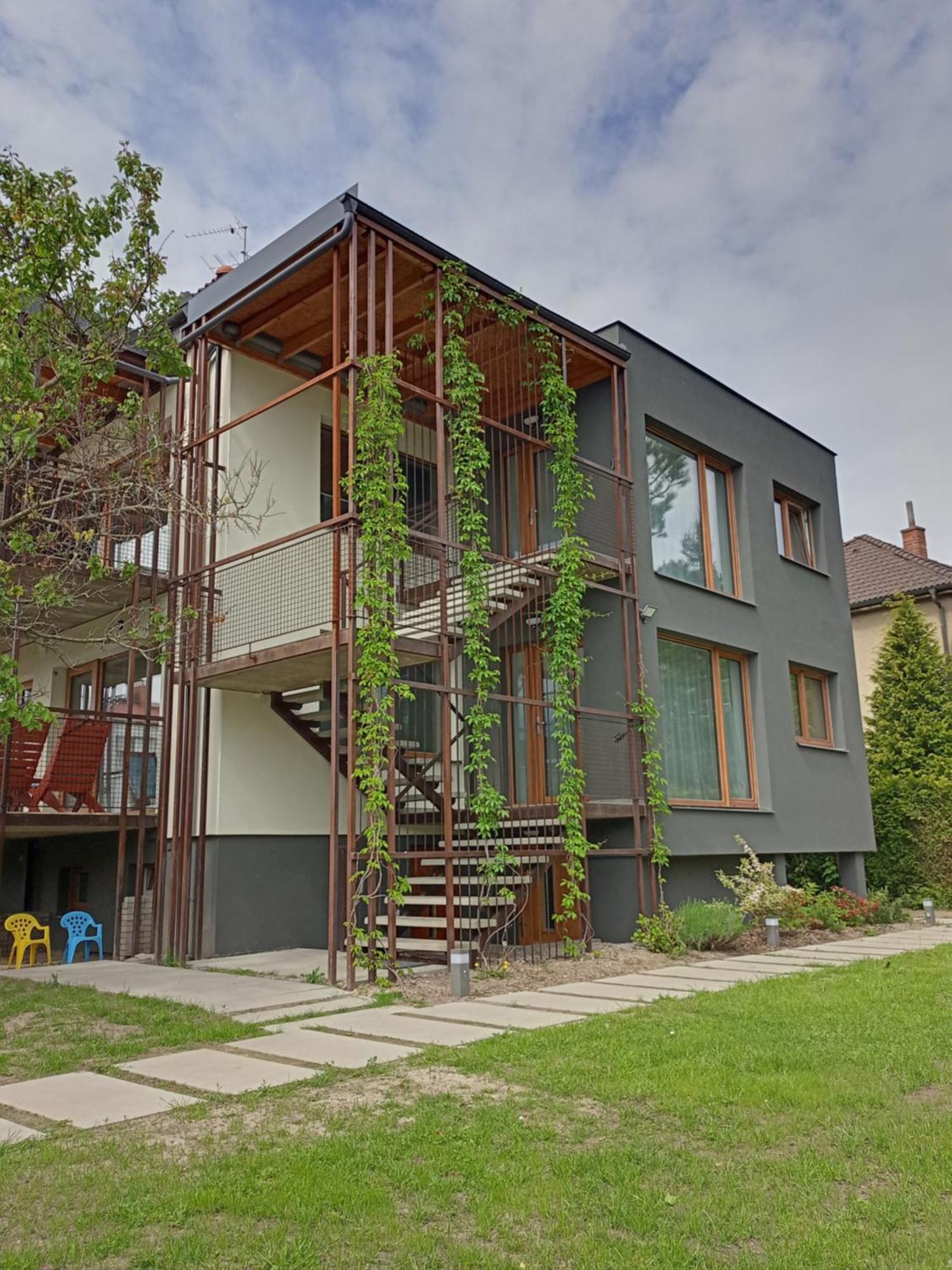 Vila Vekose - Apartman S Terasou A Zahradou Hradec Kralove Ngoại thất bức ảnh